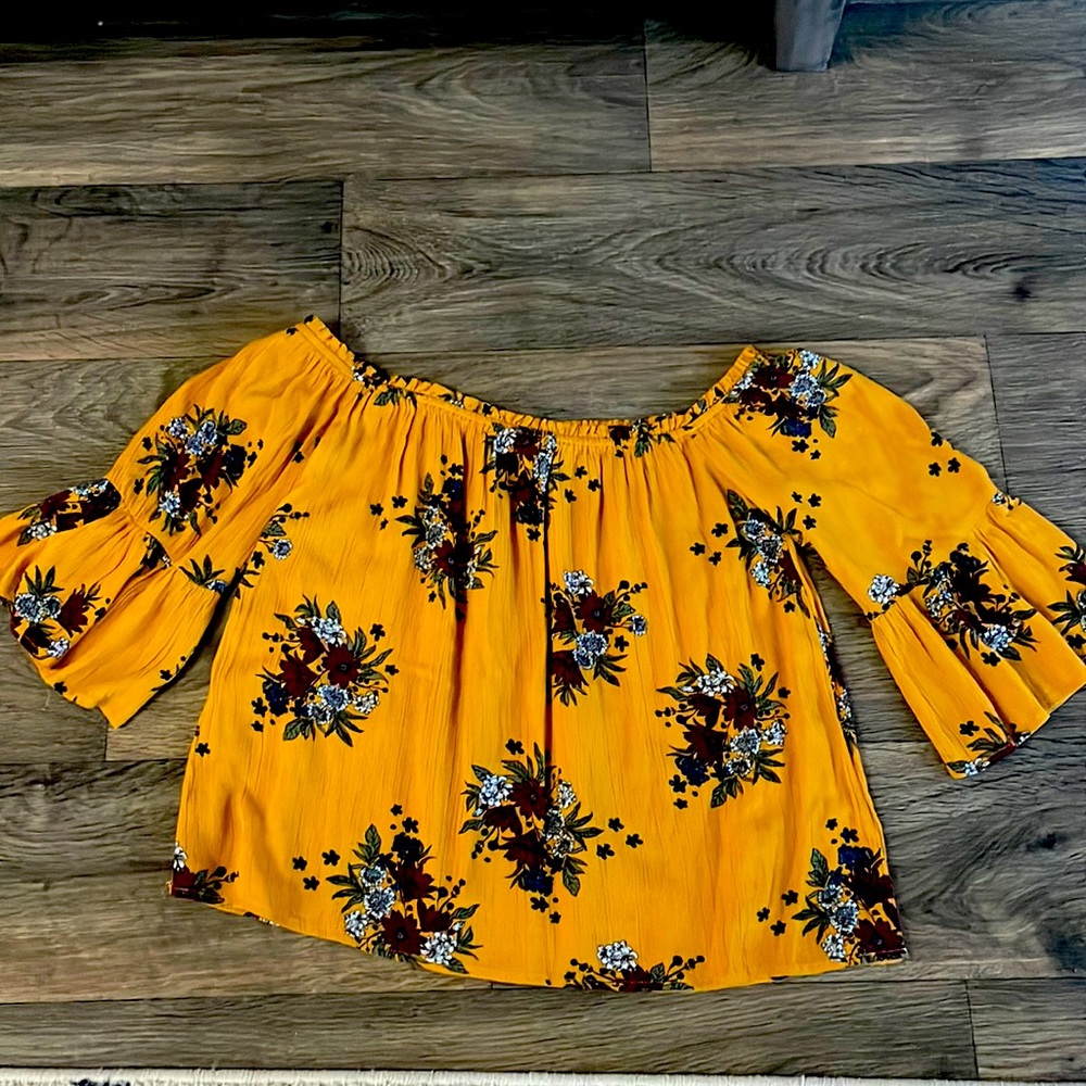 Francescas off the shoulder flowy top size Small